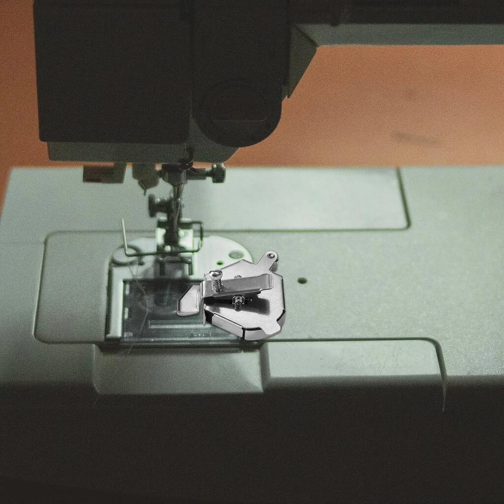 Daugiafunkcinis magnetinis kreiptuvas siuvimo mašinoms su įvėrėju, daugiakampis siuvimo kreiptuvas iš nerūdijančio plieno su įvėrimo įrankiu, universalus siuvimo mašinos priedas "pasidaryk pats" darbams (sidabrinis ir žalias)
