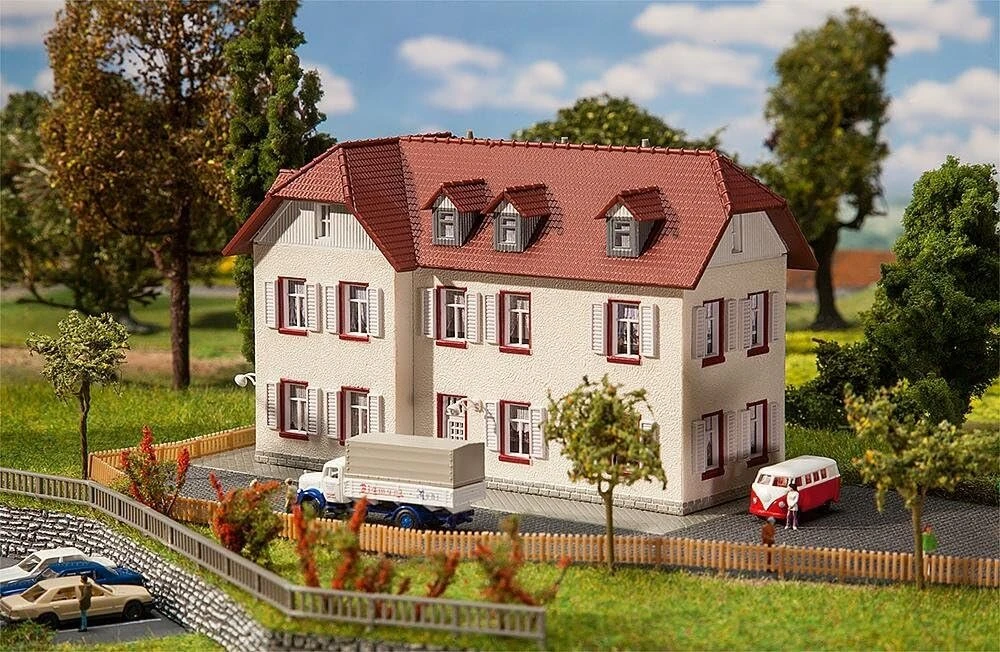 Faller Fa 232216 – dviejų aukštų kampinis namas, priedas modelių geležinkeliams, modelių gamyba