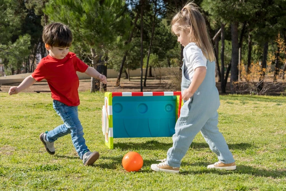 Feber Famosa Feber - veiklos kubas 4 in 1, pilnas žaislas 3 sporto šakoms: futbolas, krepšinis ir golfas, yra stalas, apima priedus, skatinančius vaikų aktyvumą, famosa (feb03000)