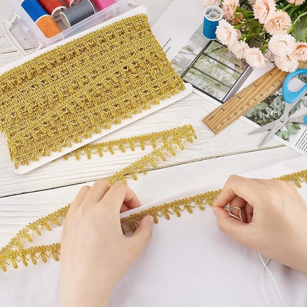 Fingerinspire 13.7 m metalizuota pynimo apdaila, 22 mm pločio, auksinė filigraninė banguota nėrinių juostelė, gėlių raštas, puošmena, nėrinių apdaila, „pasidaryk pats“ amatai, siuvimo juosta festivalių vakarėliams