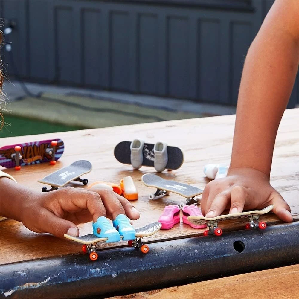 Hot Wheels Warner Bros riedlentė paspirtukas vežimėlis su teniso kamuoliuku vaikams nuo 5 metų