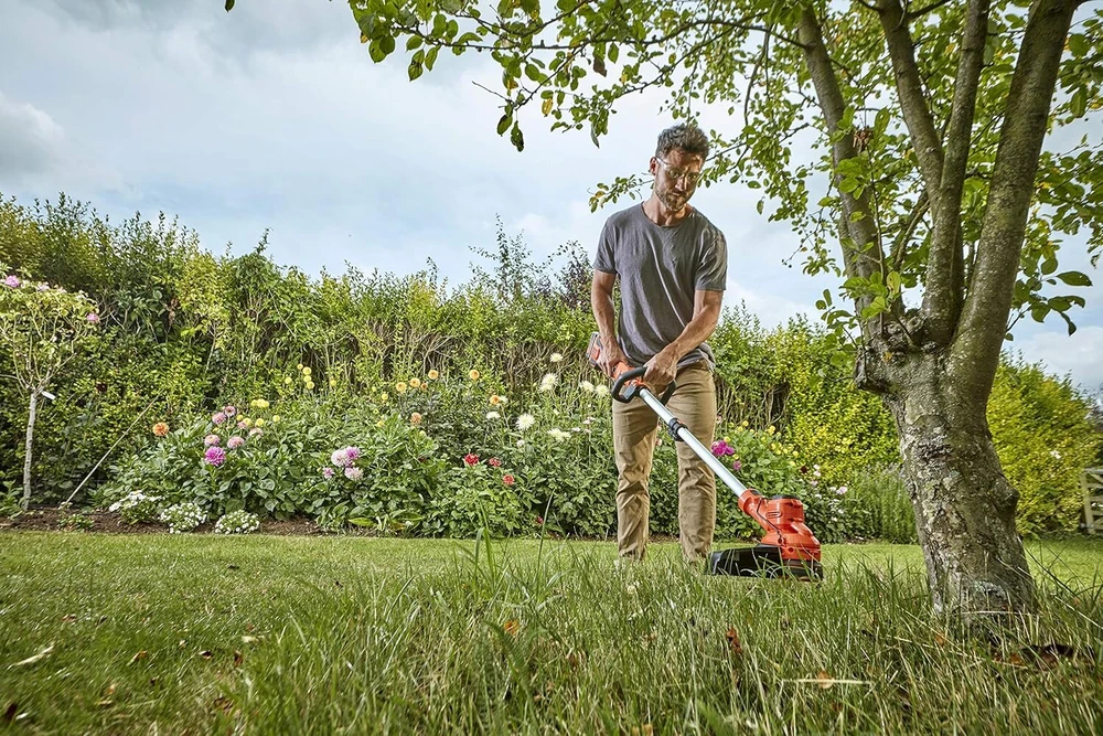 Juodas+decker akumuliatorinis žoliapjovė su akumuliatoriumi ir įkrovikliu - krūmapjovė - vejos kraštų apipjovėjas 36 V 2.5 Ah, pjovimo plotis 33 cm, bešepetėlinis variklis, su valo prailginimu, reguliuojamas greitis Bcsta536l1