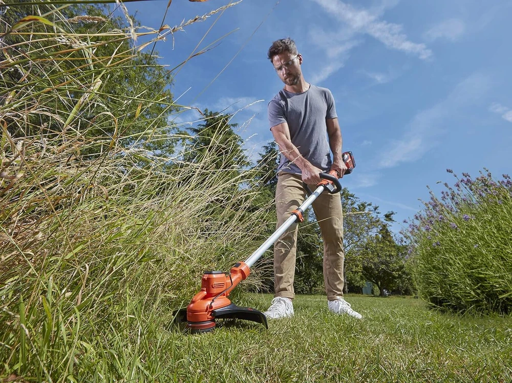 Juodas+decker akumuliatorinis žoliapjovė su akumuliatoriumi ir įkrovikliu - krūmapjovė - vejos kraštų apipjovėjas 36 V 2.5 Ah, pjovimo plotis 33 cm, bešepetėlinis variklis, su valo prailginimu, reguliuojamas greitis Bcsta536l1
