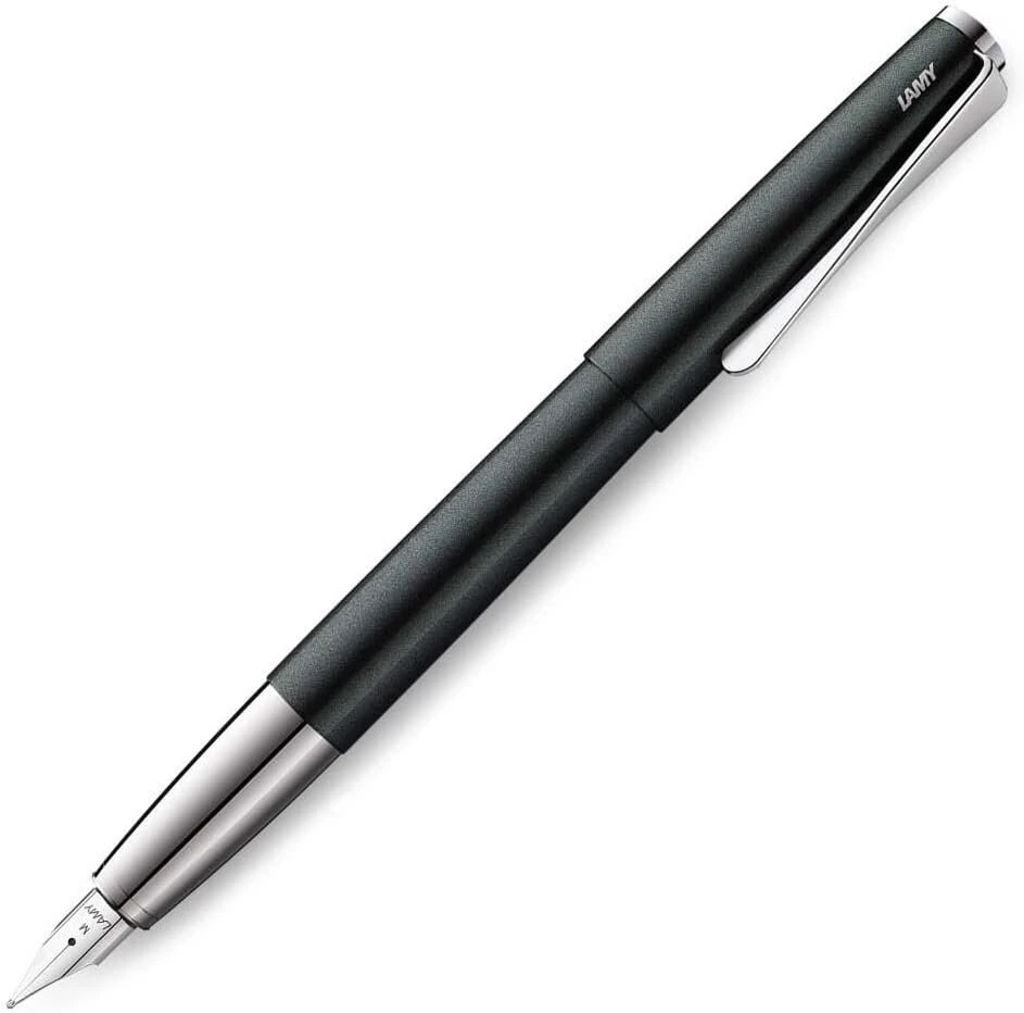 Lamy Studio 069 plunksnakotis - nerūdijančio plieno plunksnakotis juodos/žalios spalvos lakuota apdaila su poliruota nerūdijančio plieno rankena - poliruotas sidabro plieno plunksnos galiukas - plunksnos dydis M, 1 vnt. (1 pakuotė)