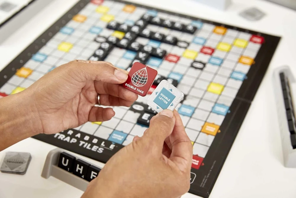 Mattel Games Hlm17 Scrabble Traps Danger (vokiška versija), kryžiažodžių stalo žaidimas, šeimos žaidimas suaugusiems ir vaikams nuo 10 metų