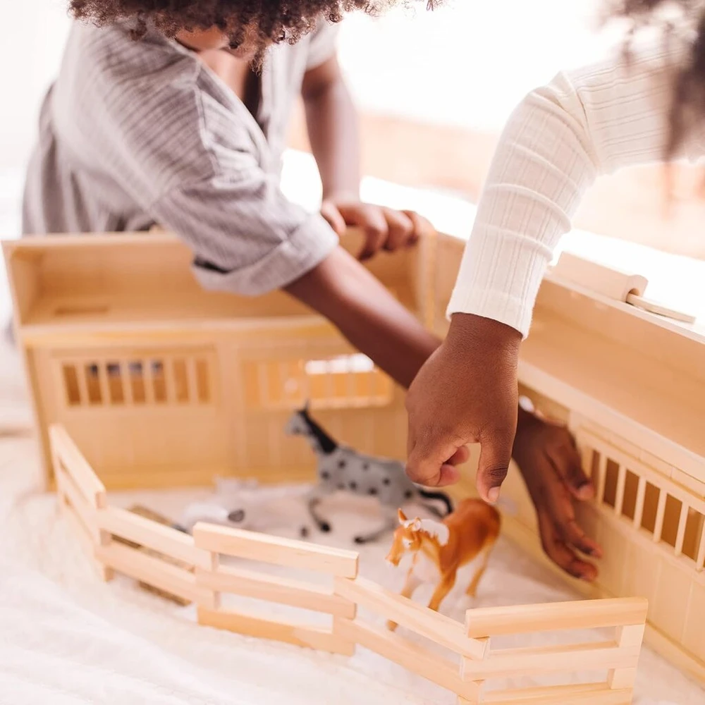 Melissa & Doug Sulankstomas medinis žirgynas-lėlių namelis su rankena ir žaisliniais arkliais (11 vnt.)