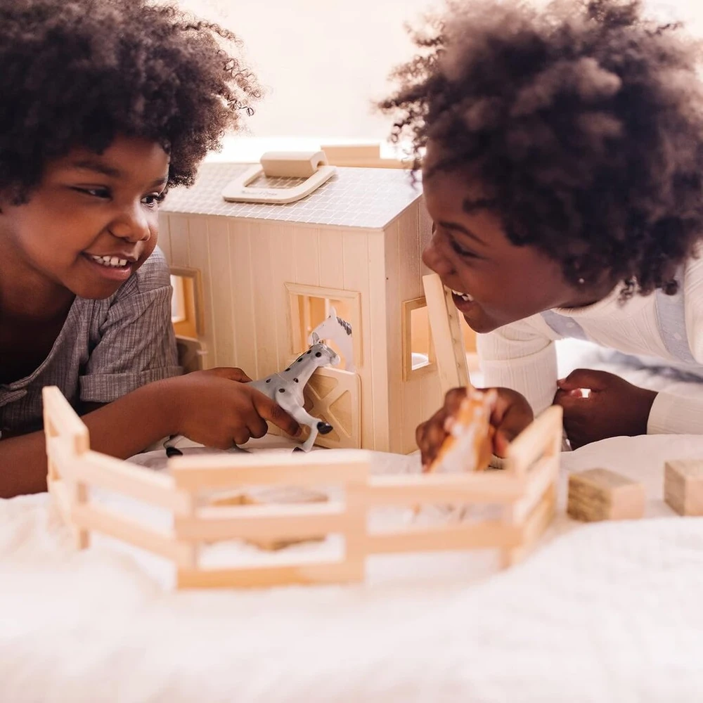 Melissa & Doug Sulankstomas medinis žirgynas-lėlių namelis su rankena ir žaisliniais arkliais (11 vnt.)