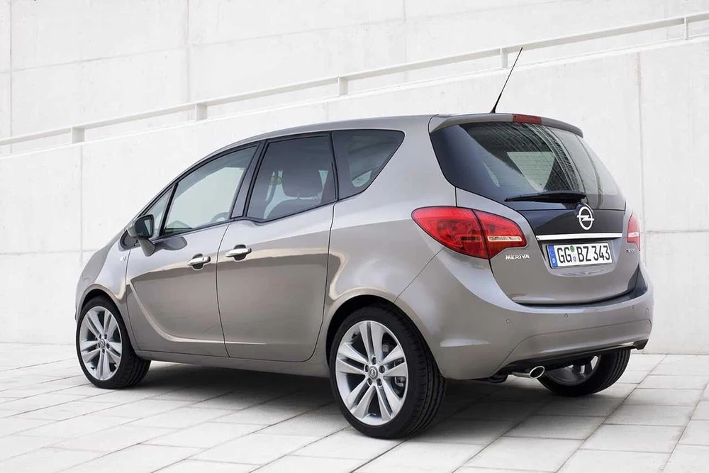 Mtc automotive vauxhall meriva b 2010-2017 m. pritaikyti juodi automobiliniai kilimėliai su neslystančiomis guminėmis kulno apsaugomis ir tvirtinimo sagomis