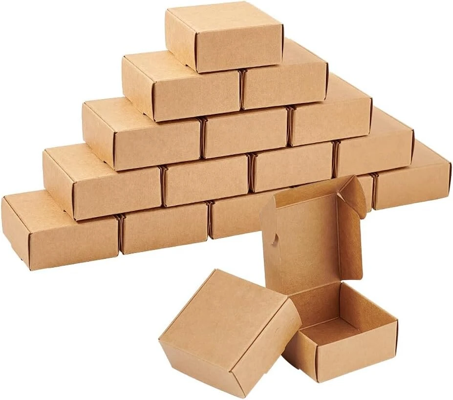 Olycraft rinkinys, 100 mini kartoninių dėžučių, 5,5 x 5,5 x 2,5 cm, rudos kartoninės dovanų dėžutės, papuošalų kraft dėžutė, mažos siuntimo dėžutės, pagamintos iš gofruoto kartono, mini dėžutės dovanų pakavimui, smulkūs daiktai