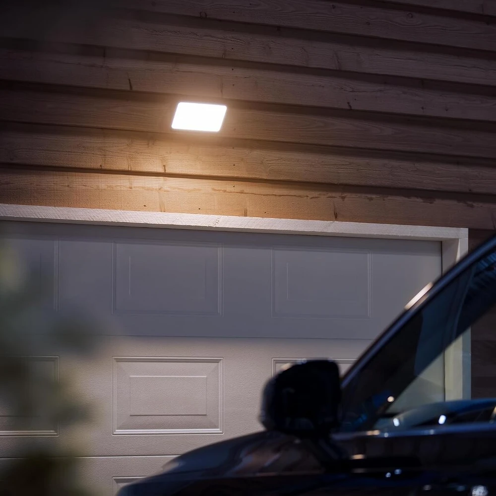 Philips Hue Baltas Welcome prožektorius (2 600 lm), reguliuojamo ryškumo lauko sieninis šviestuvas, skirtas Hue apšvietimo sistemai su šilta ir šalta balta šviesa, išmanusis apšvietimo valdymas balsu ir programėle, juodas