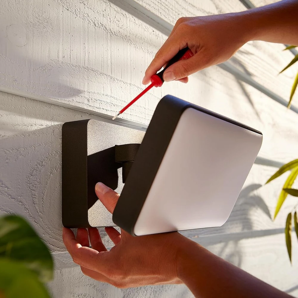 Philips Hue Baltas Welcome prožektorius (2 600 lm), reguliuojamo ryškumo lauko sieninis šviestuvas, skirtas Hue apšvietimo sistemai su šilta ir šalta balta šviesa, išmanusis apšvietimo valdymas balsu ir programėle, juodas