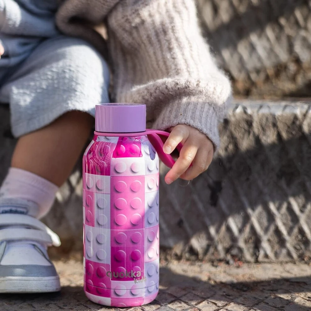 Quokka Kids Solid Rožinė Bricks termosas su nerūdijančio plieno pakabuku, 330 ml