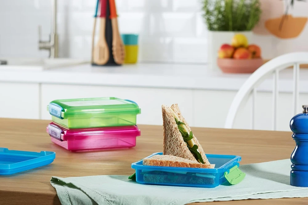 Sistema 41647 450 ml priešpiečių dėžutė sumuštiniams su kontrastingais spaustukais, įvairių spalvų (3 vnt.)
