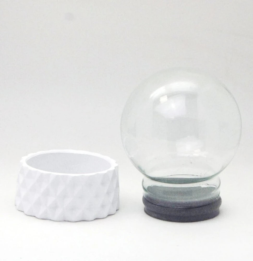 Snowglobe For You Diy 40105 "pasidaryk pats" sniego gaublys su stikliniu rutuliu ir polirezino pagrindu, baltas apvalus kubinis - 100 mm skersmens - individualus purtomas rutulys su blizgučiais