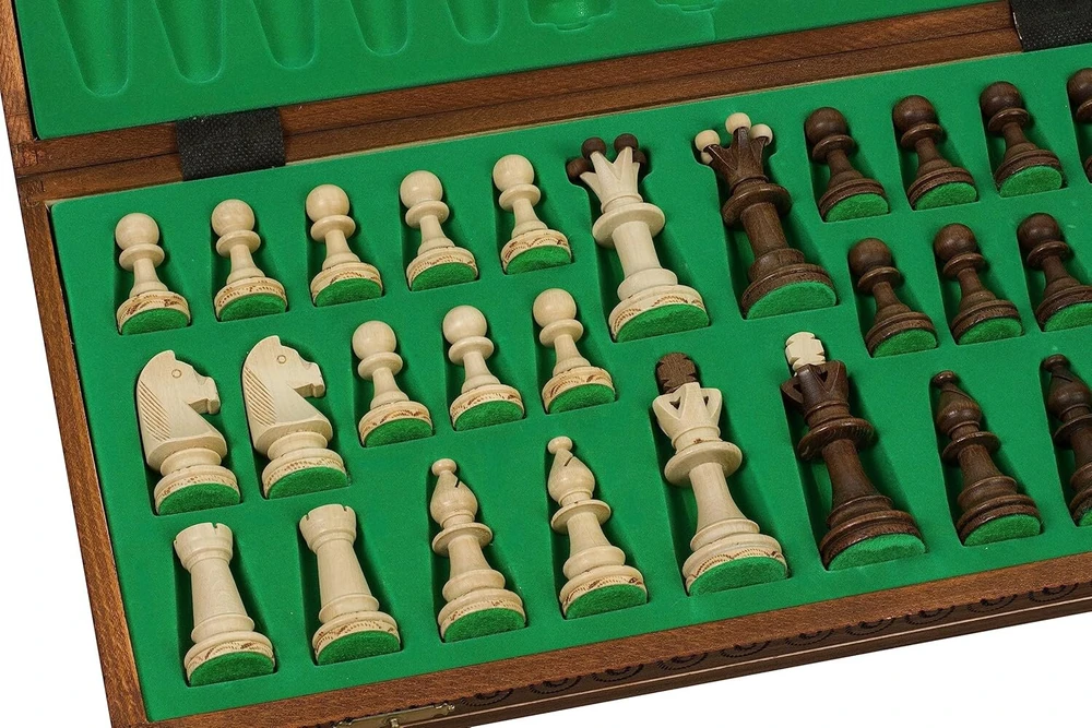 Sunrise Chess Games Sunrise Chess Consul šachmatai: elegantiškos rankomis apdirbtos medinės figūros, rankomis tapyta šachmatų lenta, kruopščiai nušlifuota, optimaliai subalansuota kasetė su įdėklu