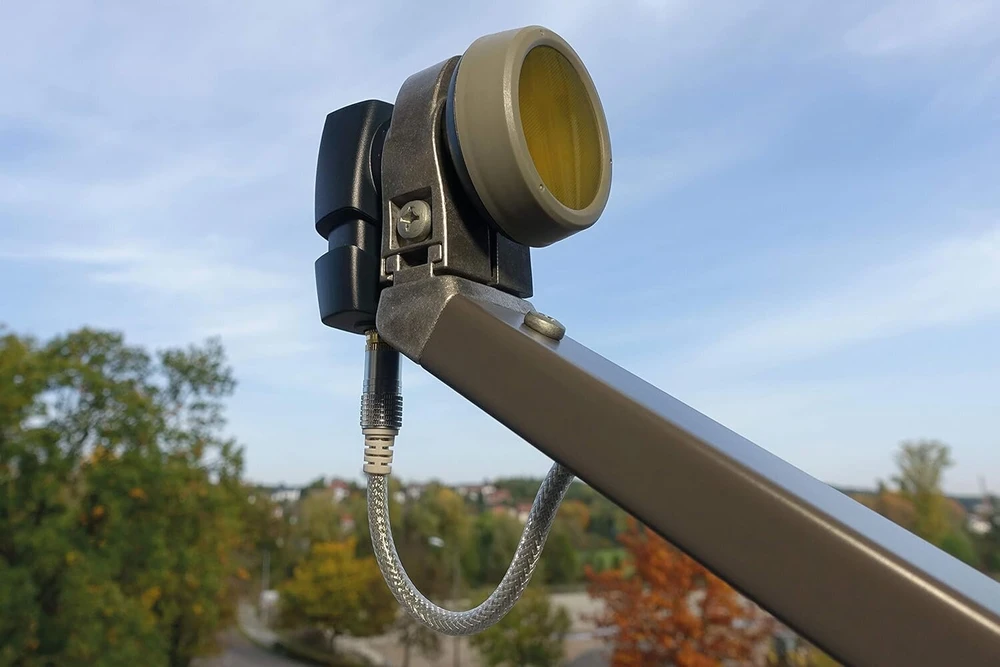 Televizorius Schwaiger 714371 Digital Premium Quad Lnb (anglies spalvos) dviem vartotojams su apsauga nuo saulės ir ištraukiama apsauga nuo oro sąlygų, paauksuotos jungtys aukščiausiai kokybei (full Hd, 3d, Ultra Hd / 4k)