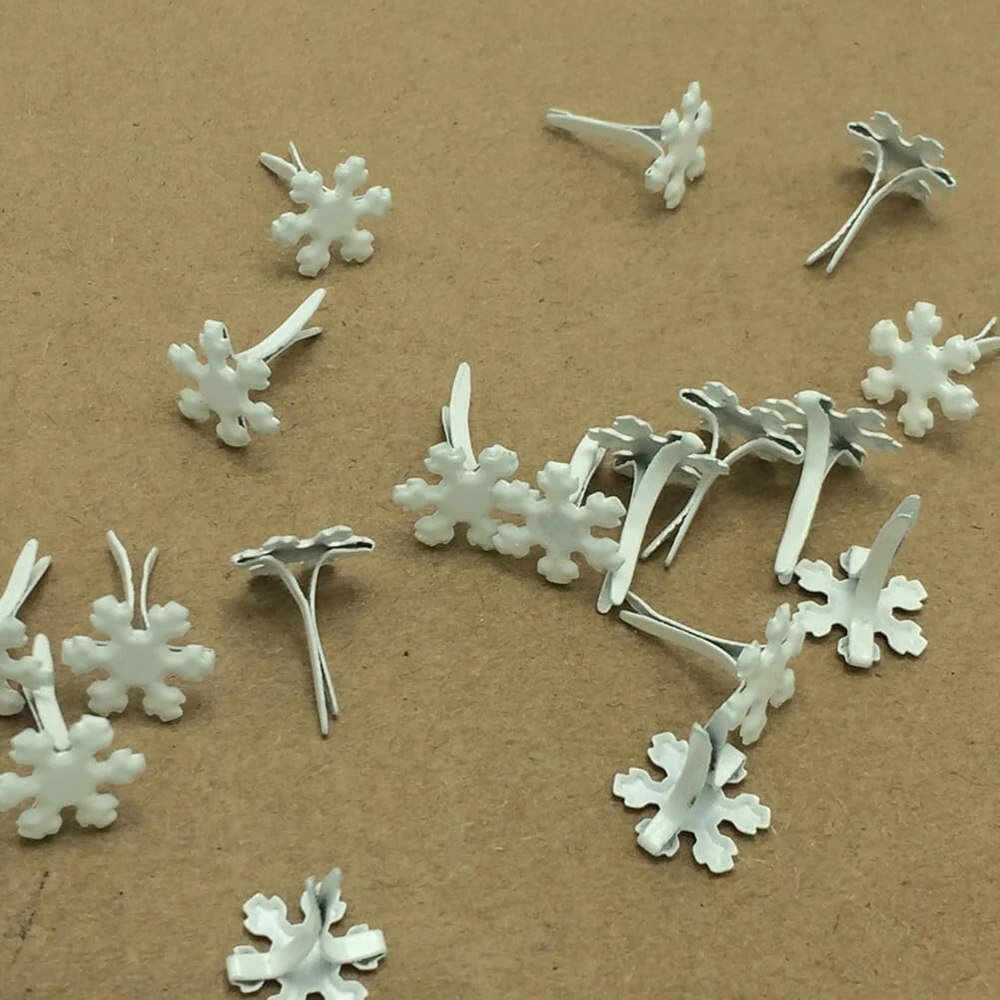Valiclud 100 mini kniedžių pakuotė, mažos snaigės, metaliniai popieriaus segtukai, pastelinės kniedės „pasidaryk pats“ amatams, meno amatų mokyklos projektams, dekoratyvinės scrapbooking prekės, 12 mm, baltos