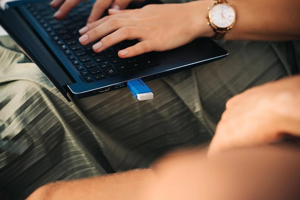 Verbatim Store 'n' Click Usb atmintinė 16gb, Usb 3.2 Gen 1, raudona/mėlyna/geltona