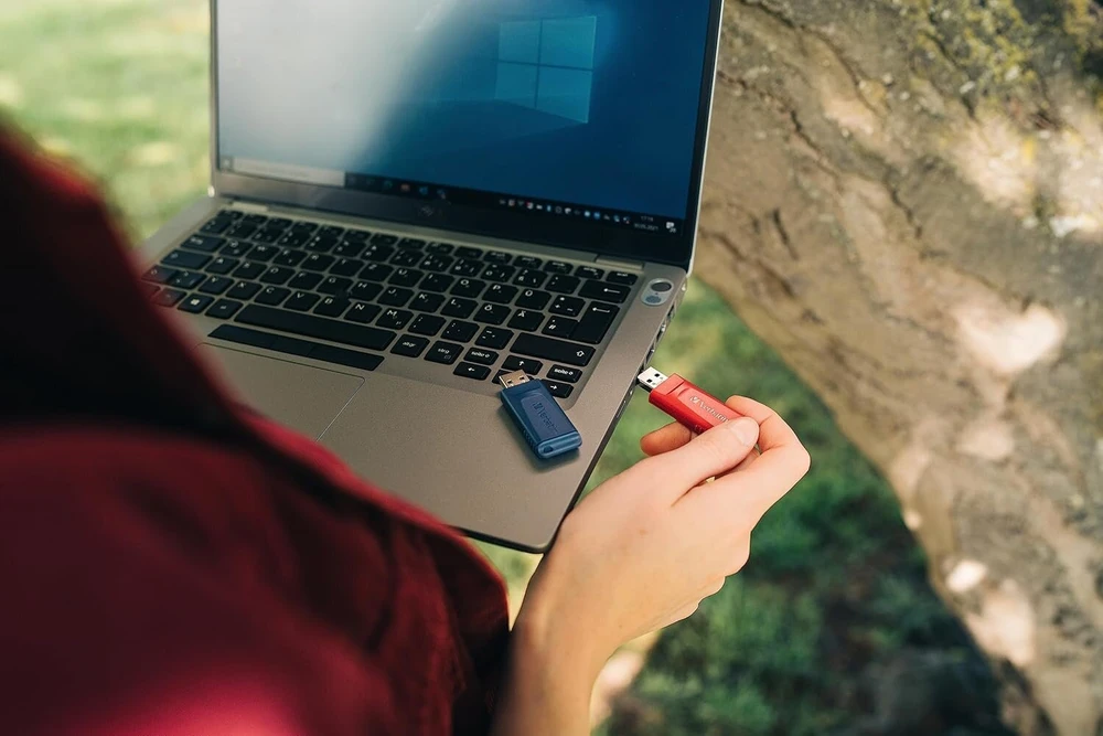 Verbatim Store 'n' Click usb atmintinė 2x usb 3.2 gen 1 32gb atminties kortelė su fiksavimo mechanizmu usb 3 išorinė atminties kortelė nešiojamam kompiuteriui ir co iki 5 gbps raudona mėlyna