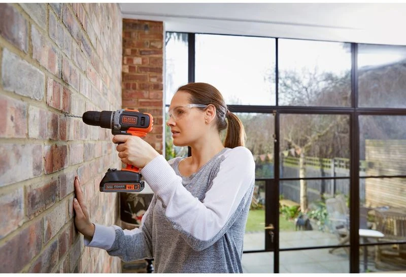 Black & Decker Juodas & Decker Suktuvas-gręžtuvas Juodas & Decker BCD001C1-QW; 18 V; 1x1,5 Ah akum.+ pakrovėjas