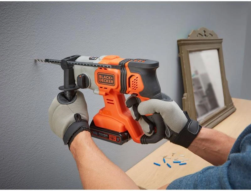 Black & Decker Juodas & Decker Perforatorius Juodas & Decker BCD900D1S-QW; 1,2 J; SDS-plus; 18 V; 1x2,0 Ah akum.+ pakrovėjas