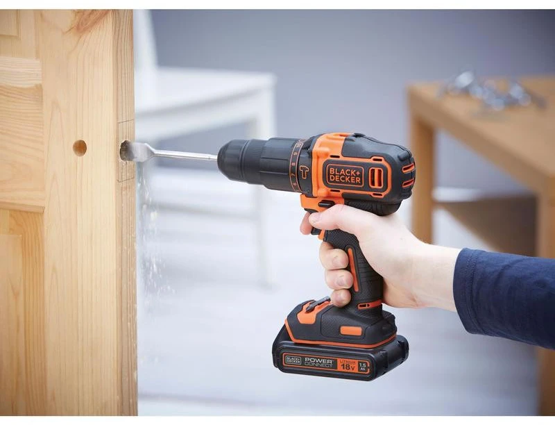 Black & Decker Juodas & Decker Akumuliatorinis smūginis gręžtuvas-suktuvas BCKSB04, 18 voltų (oranžinė/juoda, 2 x ličio jonų akumuliatoriai po 1,5 Ah, laikymo dėžė, 78 dalių priedų rinkinys)