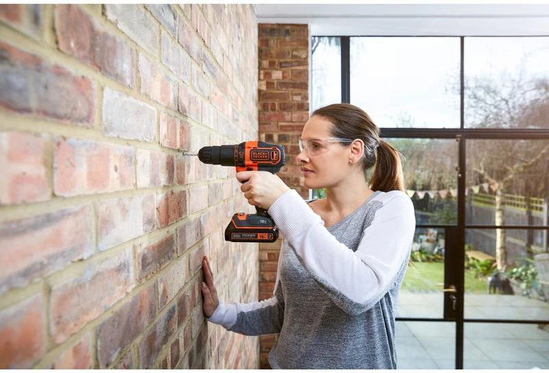 Black & Decker Juodas & Decker Akumuliatorinis smūginis gręžtuvas-suktuvas BCKSB04, 18 voltų (oranžinė/juoda, 2 x ličio jonų akumuliatoriai po 1,5 Ah, laikymo dėžė, 78 dalių priedų rinkinys)