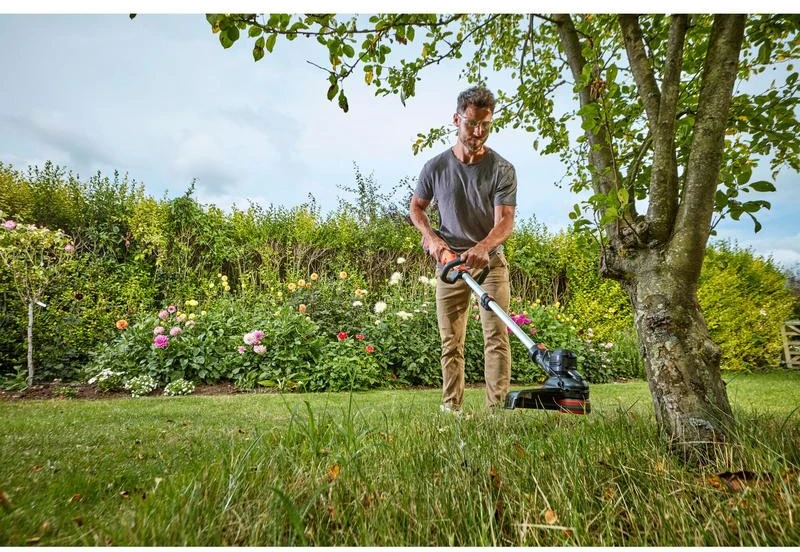 Black & Decker Juodas & Decker Juoda+33 cm belaidė 33 cm pjaustytuvas Decker BCST636L1 -QW 36V 2,5 Ah PowerCommand Pivotant 180 - Teleskopinis vamzdis - 2 rankenos
