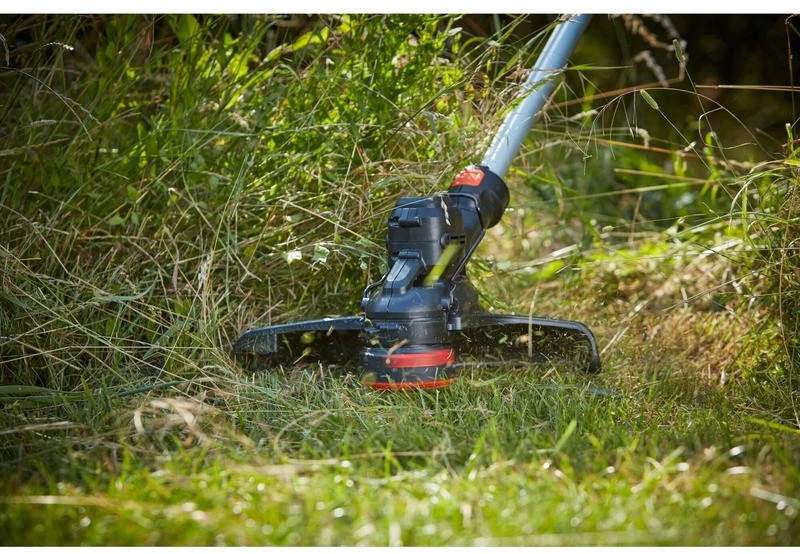 Black & Decker Juodas & Decker Juoda+33 cm belaidė 33 cm pjaustytuvas Decker BCST636L1 -QW 36V 2,5 Ah PowerCommand Pivotant 180 - Teleskopinis vamzdis - 2 rankenos