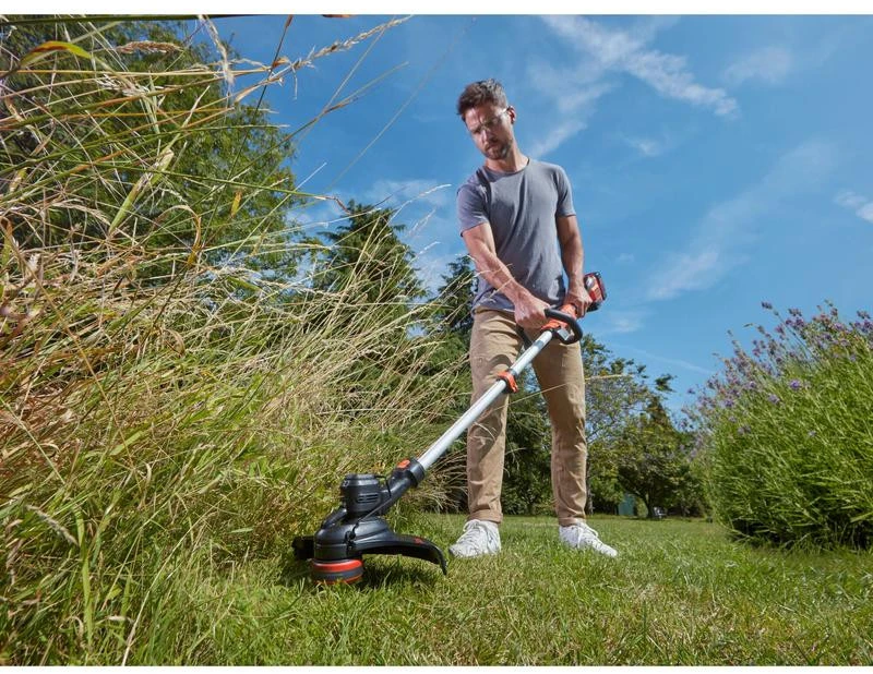 Black & Decker Juodas & Decker Juoda+33 cm belaidė 33 cm pjaustytuvas Decker BCST636L1 -QW 36V 2,5 Ah PowerCommand Pivotant 180 - Teleskopinis vamzdis - 2 rankenos
