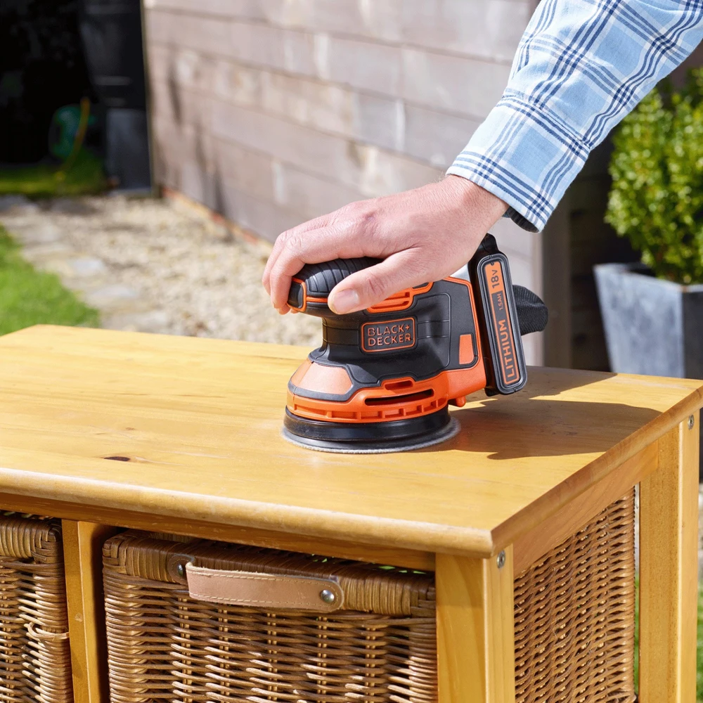Black & Decker Juodas & Decker Ekscentrinis šlifuoklis Juodas & Decker BDCROS18-QW; 18 V; 1,5 Ah akum.+ pakrovėjas