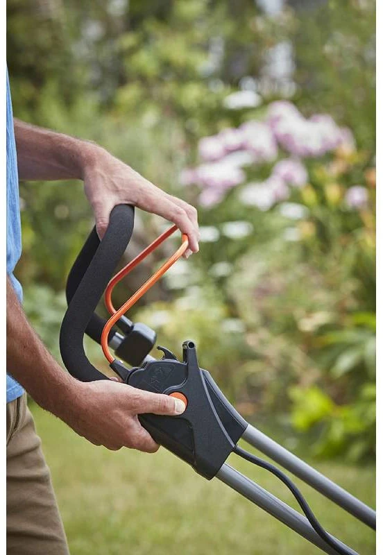 Black & Decker Juodas & Decker B&D vejapjovė 33cm 2x36V