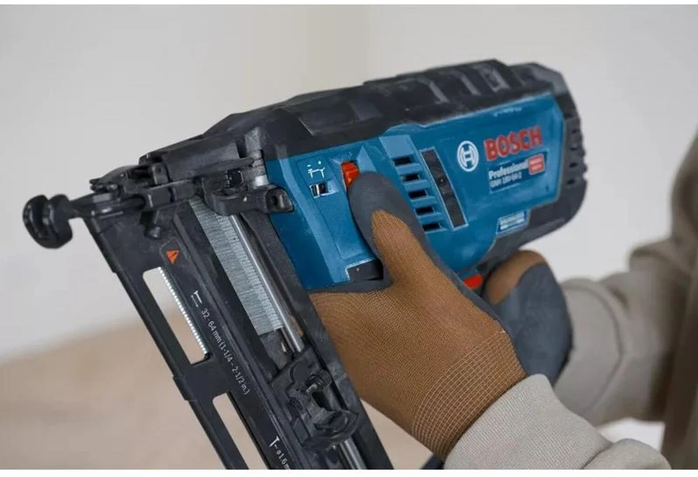 Bosch Akku-Holznagler GNH 18V-64-2 Professional be akumuliatoriaus ir kroviklio, 18Volt (blau/juodas, be Akku und Ladegerät, in L-BOXX)