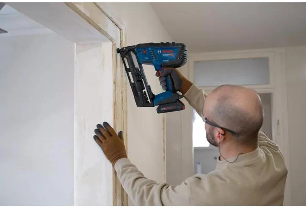 Bosch Akku-Holznagler GNH 18V-64-2 Professional be akumuliatoriaus ir kroviklio, 18Volt (blau/juodas, be Akku und Ladegerät, in L-BOXX)