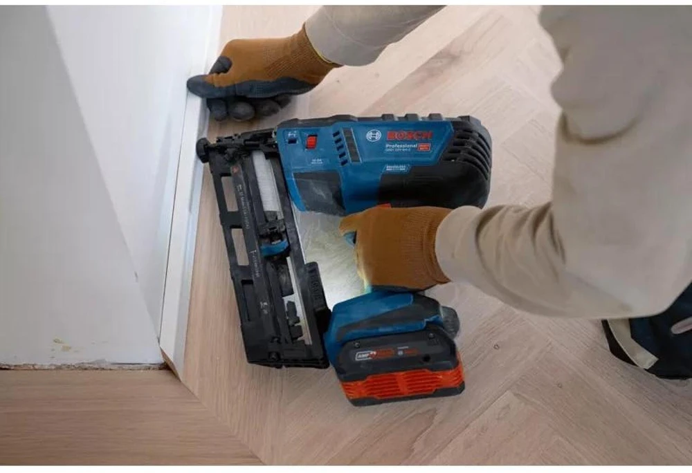 Bosch Akku-Holznagler GNH 18V-64-2 Professional be akumuliatoriaus ir kroviklio, 18Volt (blau/juodas, be Akku und Ladegerät, in L-BOXX)