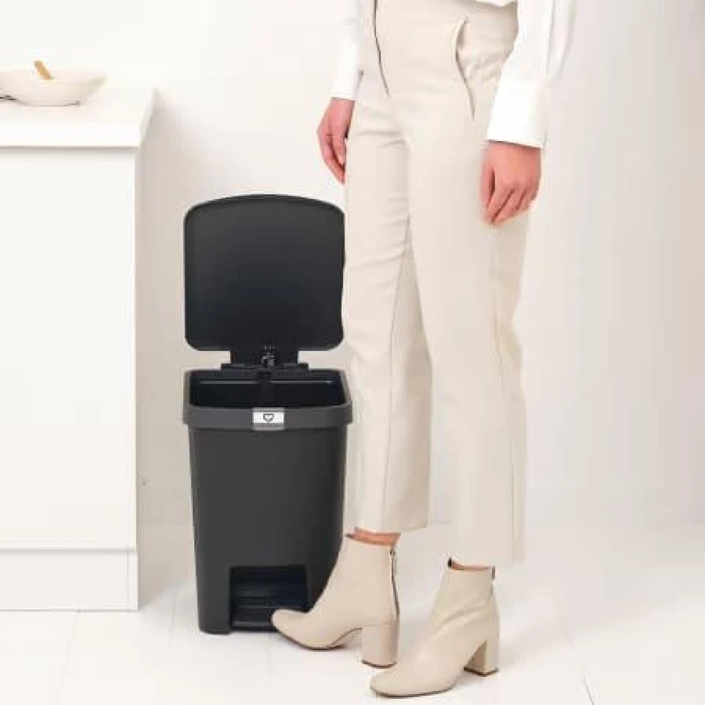 Šiukšliadėžė Brabantia StepUp, 25 l, tamsiai pilka