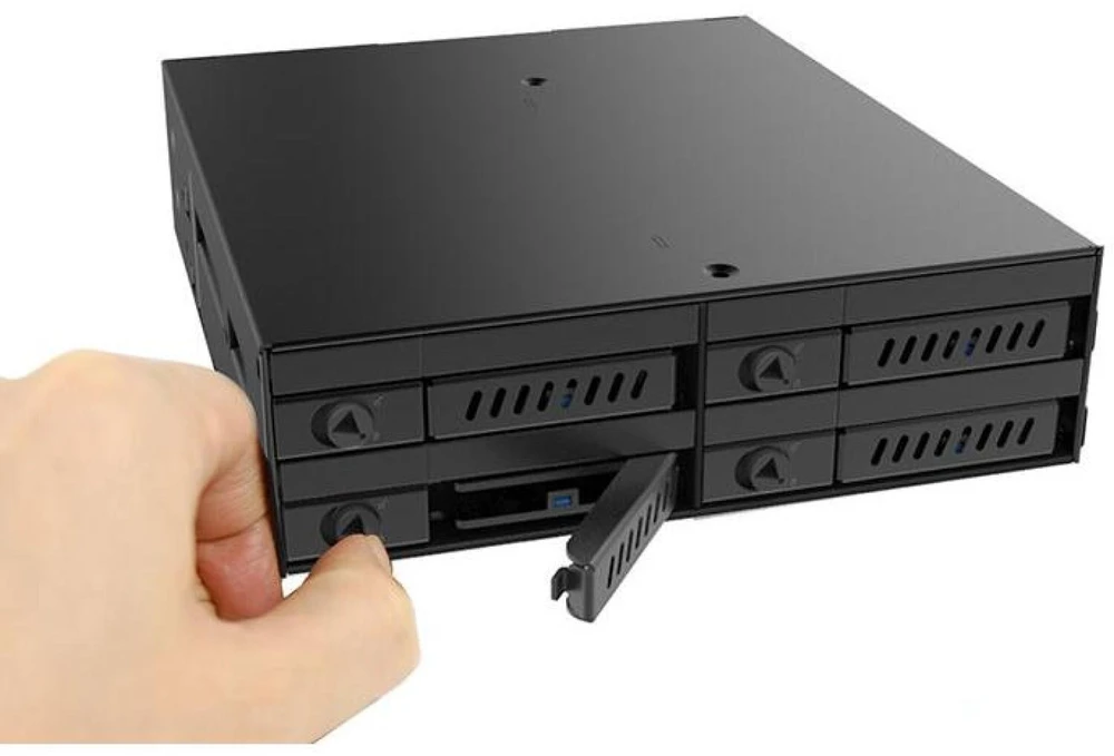 CHIEFTEC 1 x 5,25 colio skyrius, skirtas 4 x 2,5 colio S-ATA HDD karštai keičiamam metalui