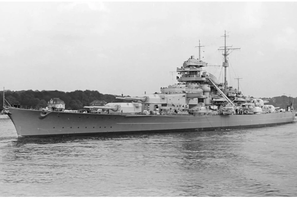 Cobi Klocki Karo laivas „Bismarck 3204“ kaladėlės
