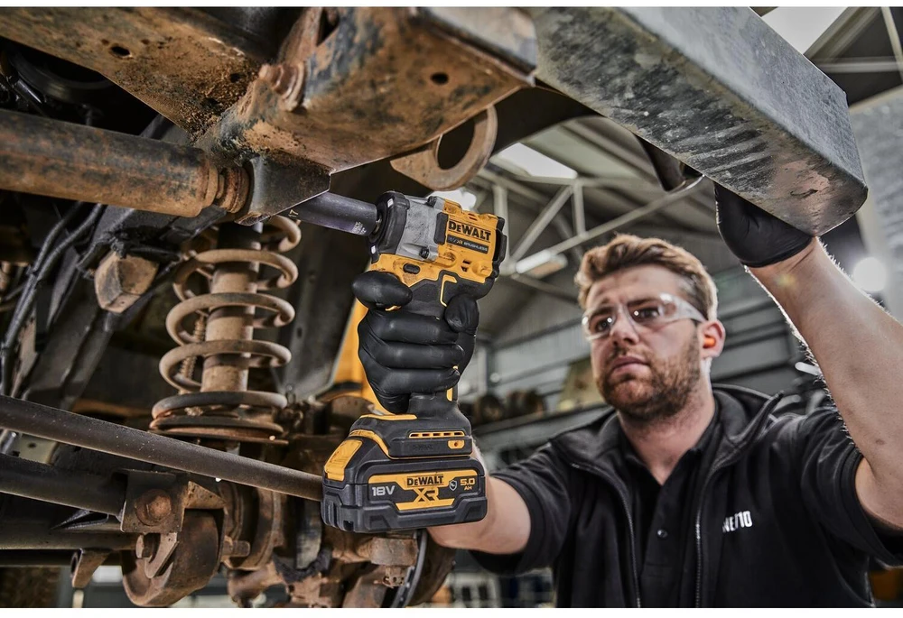 Akumuliatorinis smūginis veržliasukis DeWalt DCF921P2LRT-XJ; 18 V; 2x5,0 Ah akum.