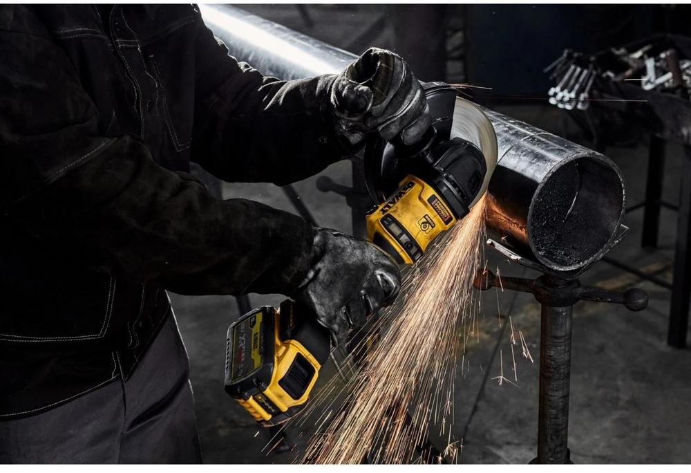 DEWALT kampinis šlifuoklis 54V FV 180mm BEZ AKU. I ŁAD. DCG440N