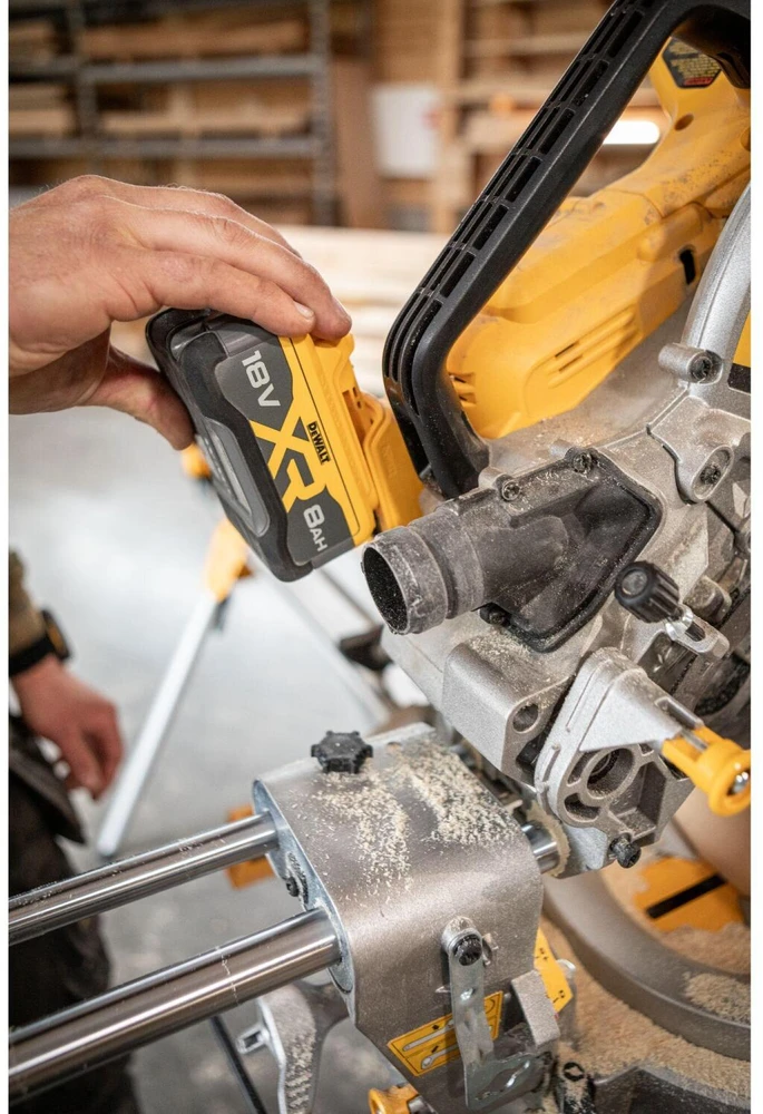 Akumuliatorinis diskinis pjūklas, 305 mm, 2 x 8 Ah, 18 V XR, DEWALT [DCS782XW2-QW]