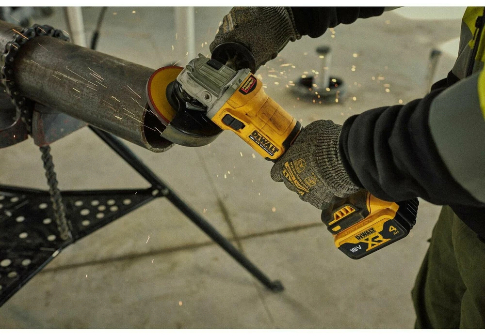 Kampinis šlifuoklis DeWalt DCG407M2T-QW; 125 mm; 18 V; 2x4,0 Ah akum.