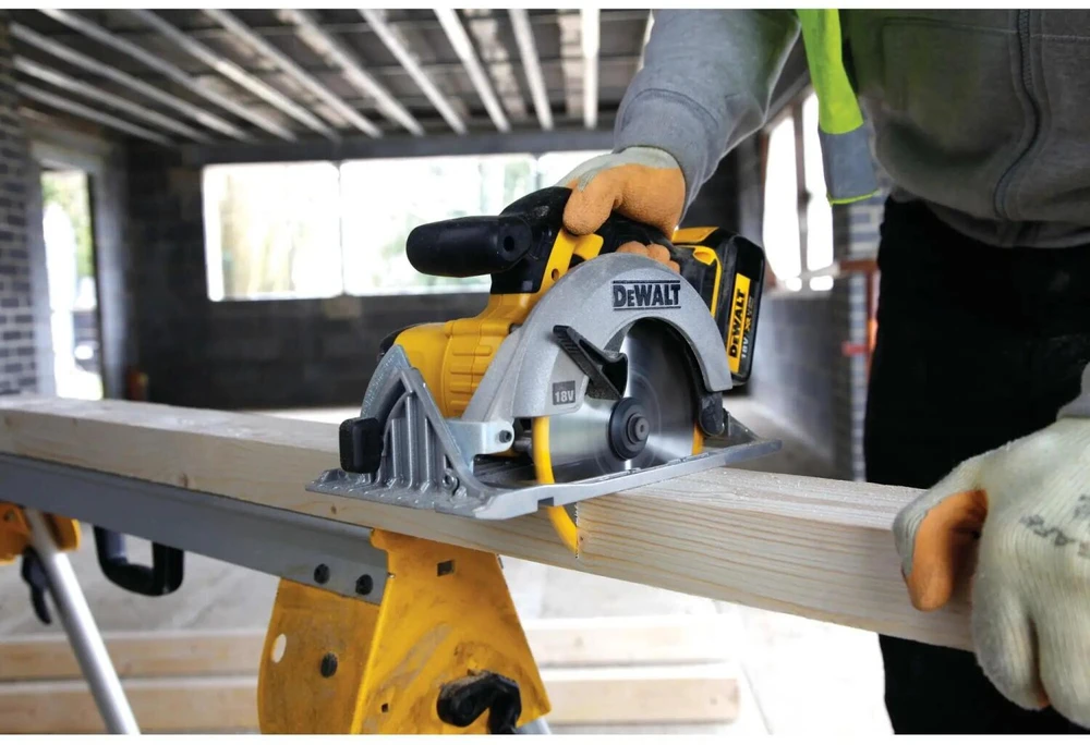 DEWALT diskinis pjūklas DCS391NT 18V 165mm TSTAK be akumuliatoriaus ir kroviklio