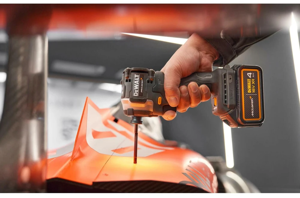 akumuliatorinė zakrętarka smūginis 1/4", 18V, 1x4Ah, XR, DeWalt [DCF85MM1T-QW] edycja MCLAREN
