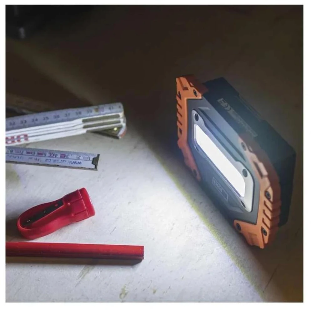 Emos P4113 COB LED darbinė lempa, 700 lm, 4×AA, 3 režimai, IP43, atspari smūgiams, 35 m
