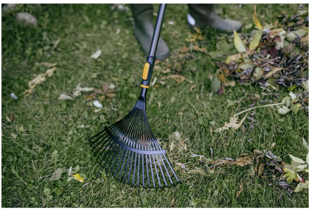 Lapų grėblys vėduoklinis Fiskars OneClick 1080675, 37.5 cm