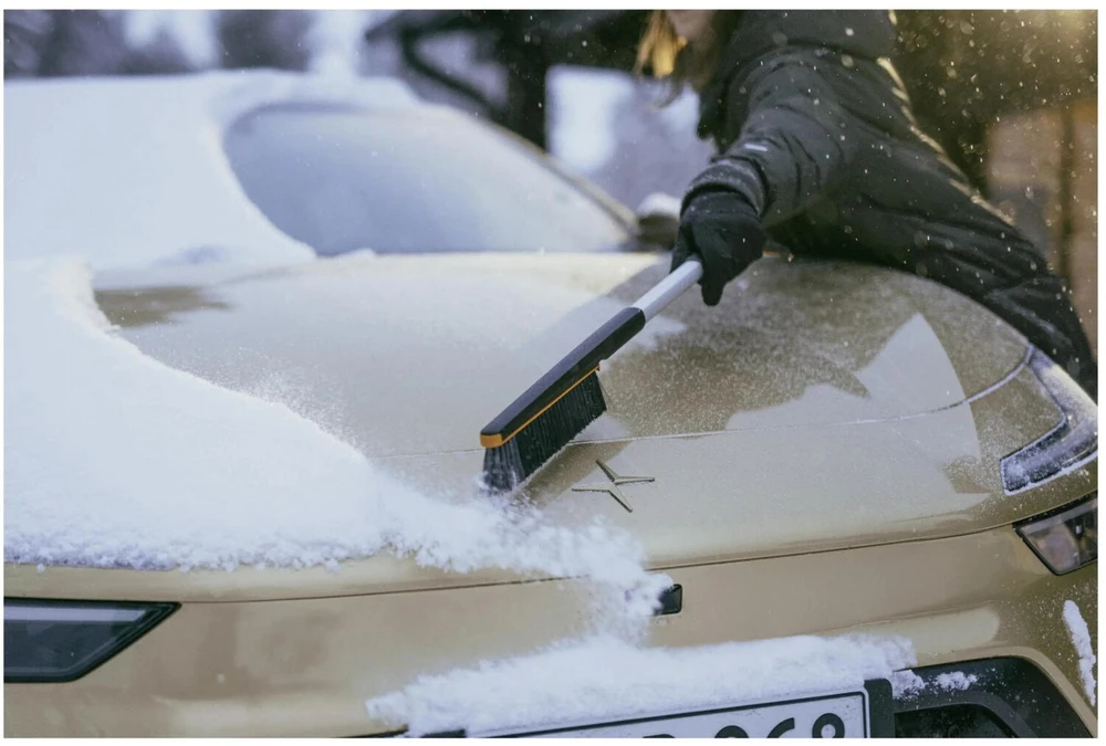 Fiskars Plus automobilio sniego šepetys ir ledo grandiklis, ilgas