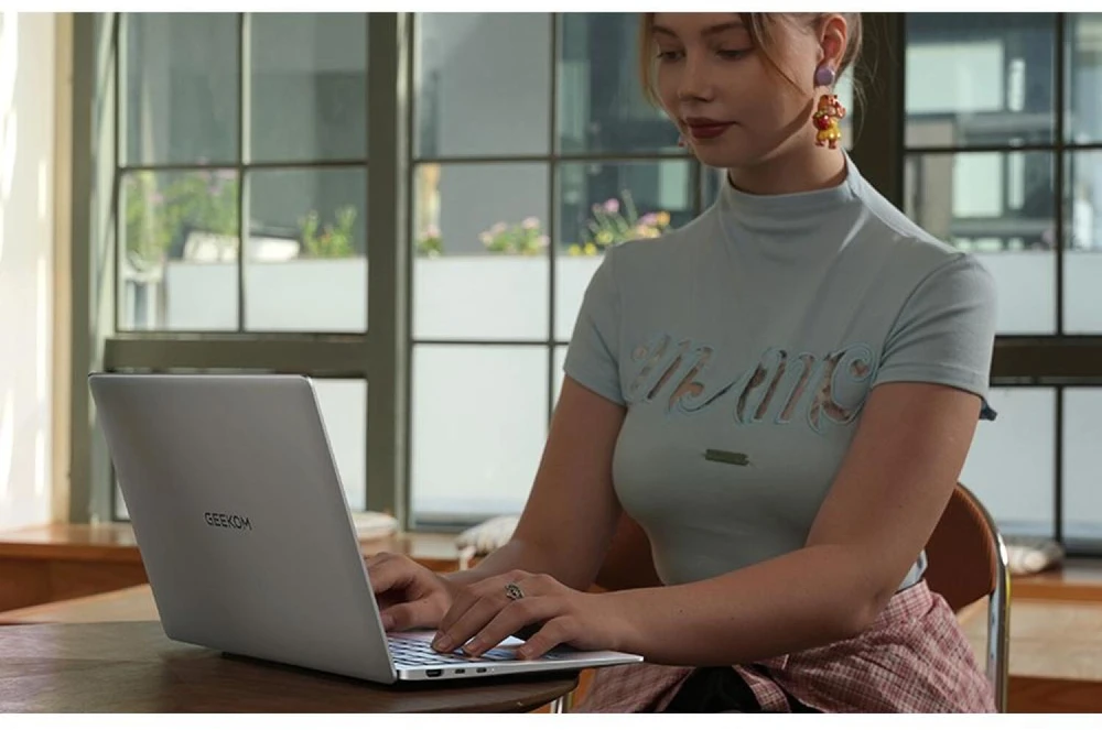 Nešiojamas kompiuteris - GEEKOM GeekBook X14 Pro | Ultra 5-125U | 16 GB | 500 GB | 14 colių | Wi‑Fi 6E | Win11 Pro | titaninė pilka