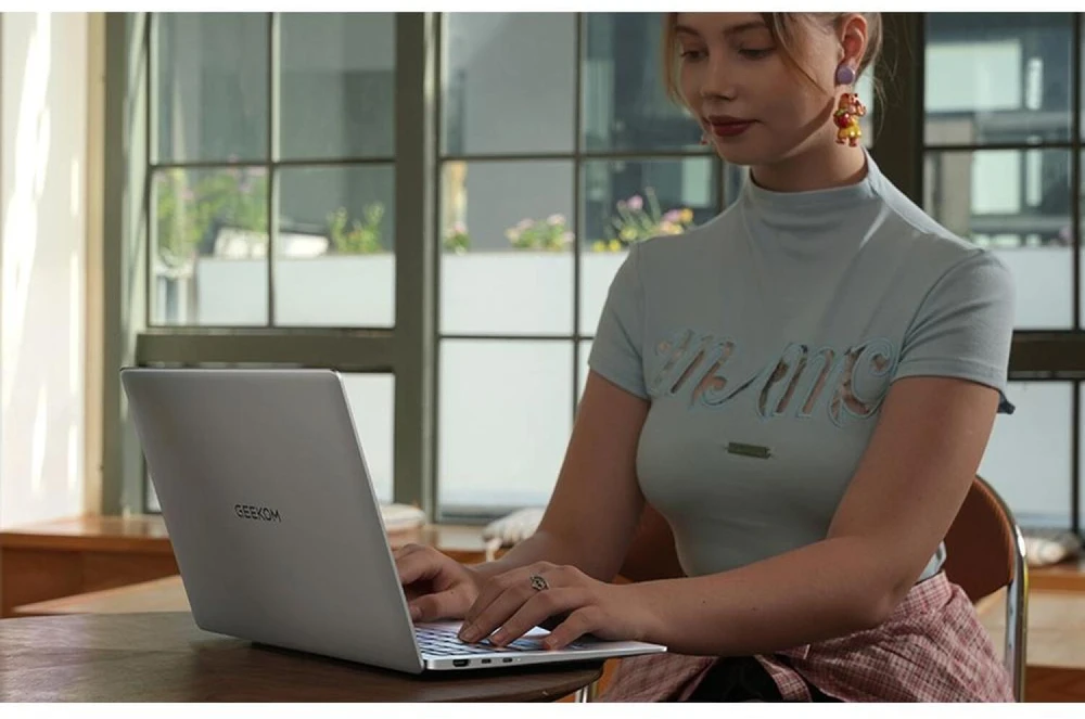 Nešiojamas kompiuteris - GEEKOM GeekBook X14 Pro | Core Ultra 9-185H | 32 GB | 1 TB | 14 col. | Wi‑Fi 6E | Win11 Pro | titano pilka