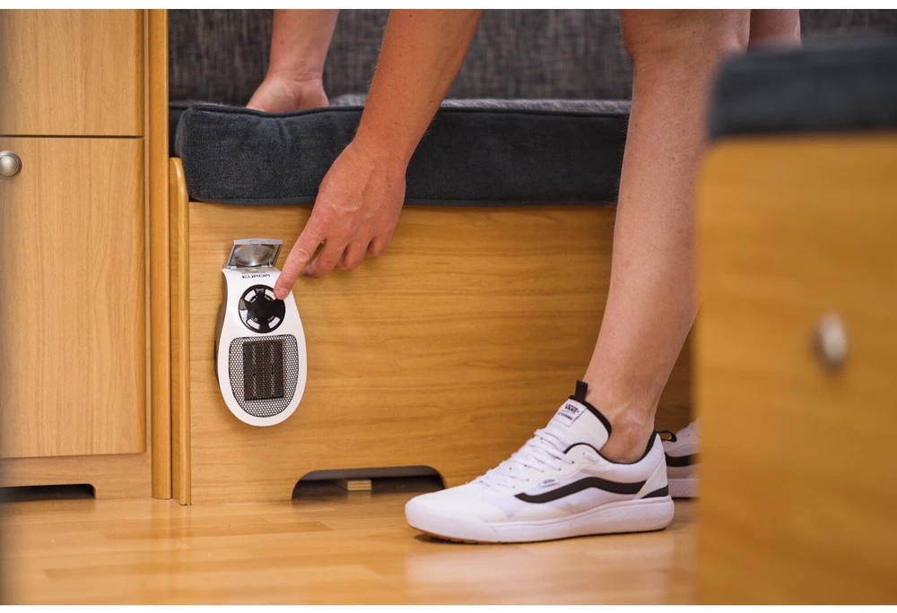 Į lizdą jungiamas keraminis ventiliatorinis šildytuvas kambariui su termostatu ir laikmačiu 500W iki 30m³ Heat Plug-in Eurom